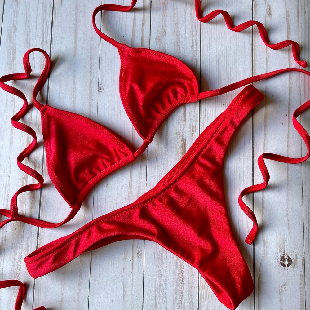 Chic Scarlet Bikini Set - Picture 3 of 4